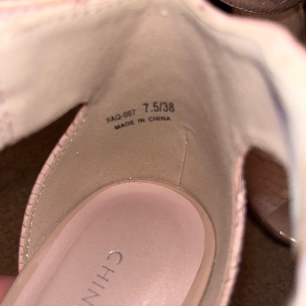 Chinese Laundry size 7.5 women’s pale pink snakeskin platforms - Picture 3 of 12